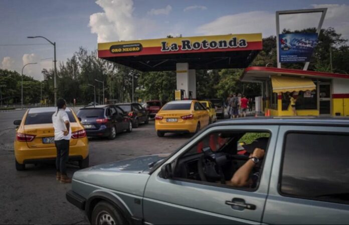 Largas filas para combustible en La Habana. Foto: América Tevé.