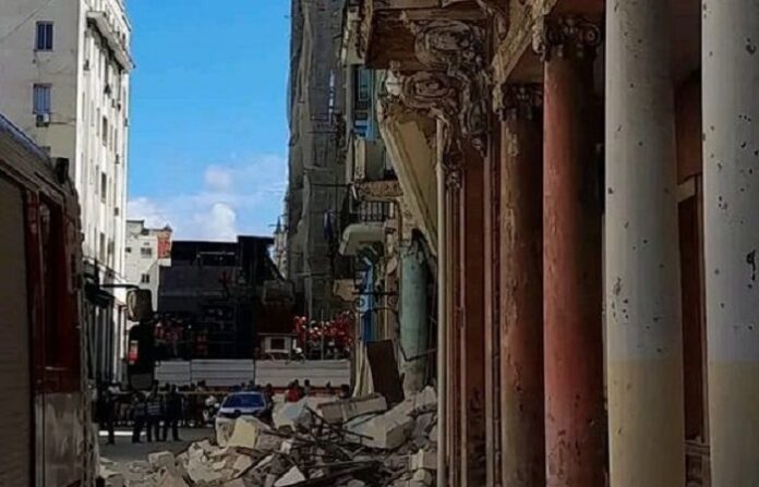 Derrumbe de edificio en Prado y Refugio, La Habana Vieja.