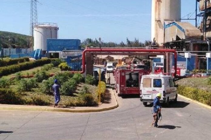 Derrumbe de chimenea en termoeléctrica Antonio Guiteras deja atrapados a cuatro trabajadores.